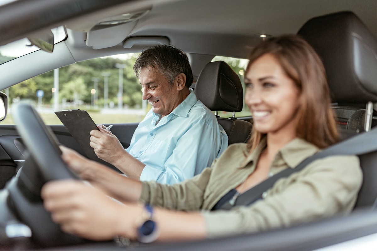 Kursy nauki jazdy w Bródnie – popraw swoje umiejętności