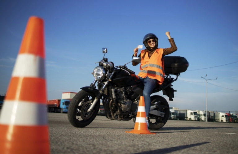 osoba na motorze